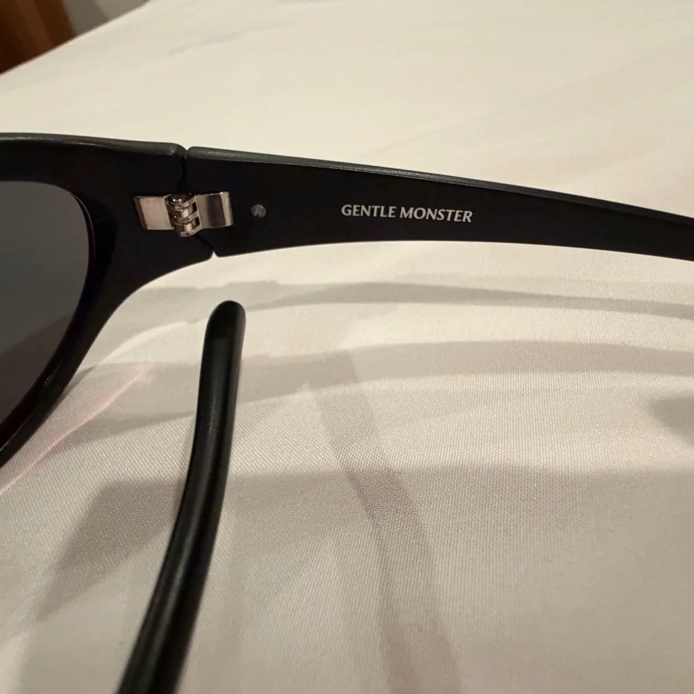 Gentle Monster Sugar Buff 01 Black Sunglasses w Authenticity Card. - Picture 5 of 5